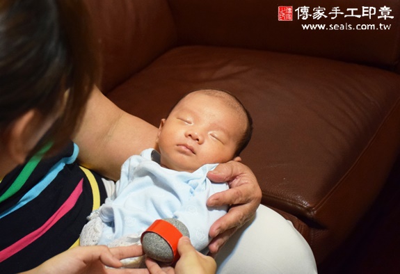 張寶寶(台中太平區到府嬰兒寶寶滿月剃頭理髮、免費到府嬰兒剃胎毛儀式吉祥話)。到府剃頭剃胎毛主持、專業拍照、DVD光碟、證書。★購買「臍帶章、肚臍章、胎毛筆刷印章」贈送：剃頭、收涎、抓周，三選一。2015.11.15 照片6